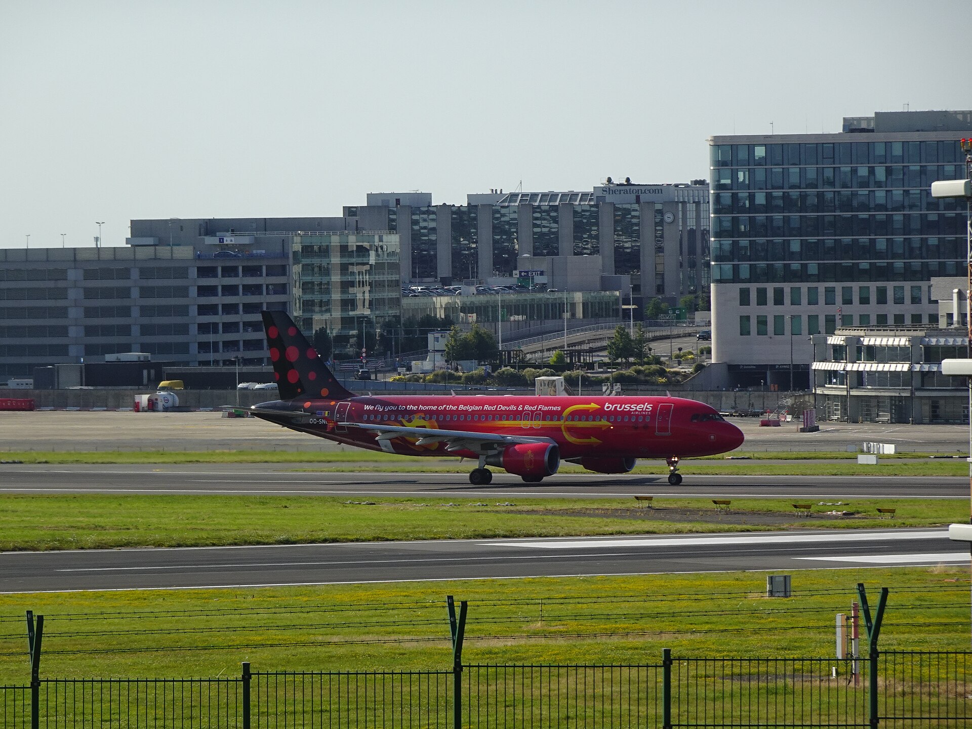 Červený Airbus A320 Brussels Airlines OO-SNO v nátěru Belgian Red Devils and Red Flames.